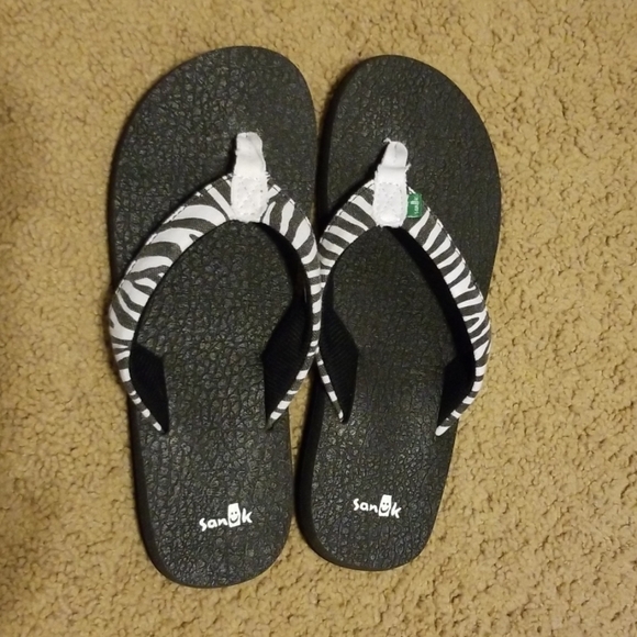 sanuk zebra flip flops